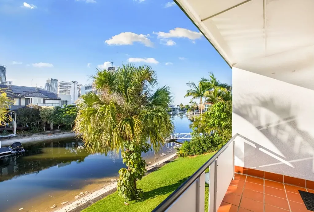 Broadbeach Waters 2ห้องนอน WATERFRONT TOWNHOUSE - STROLL TO BROADBEACH CBD