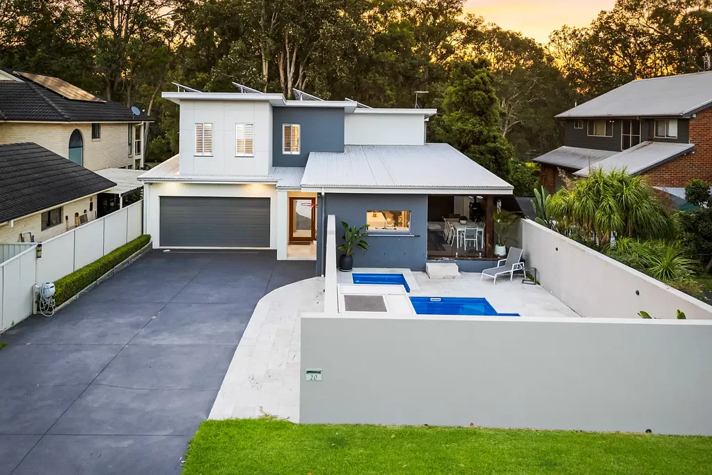 Summerland Point 5 Bedroom Luxurious Family Retreat by the Water