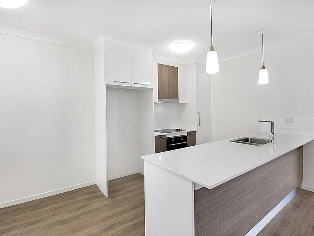 SPACIOUS 1 BEDROOM PLUS STUDY IN STONES CORNER