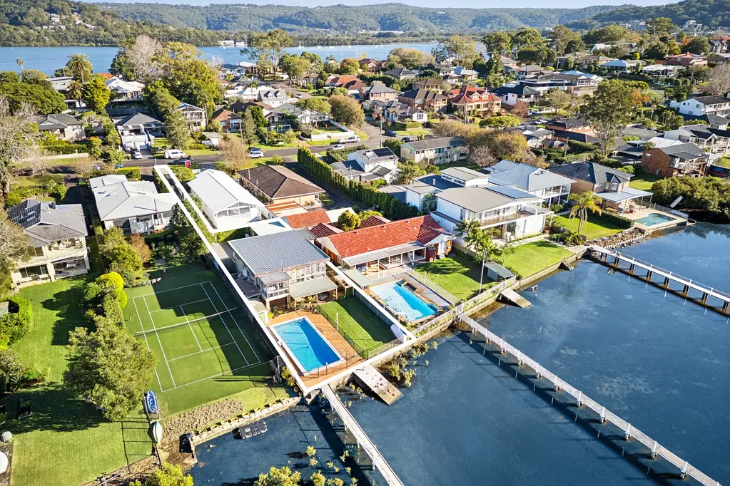 Point Frederick 4房  Magnificent entry point opportunity into the prestigious Point Frederick waterfront