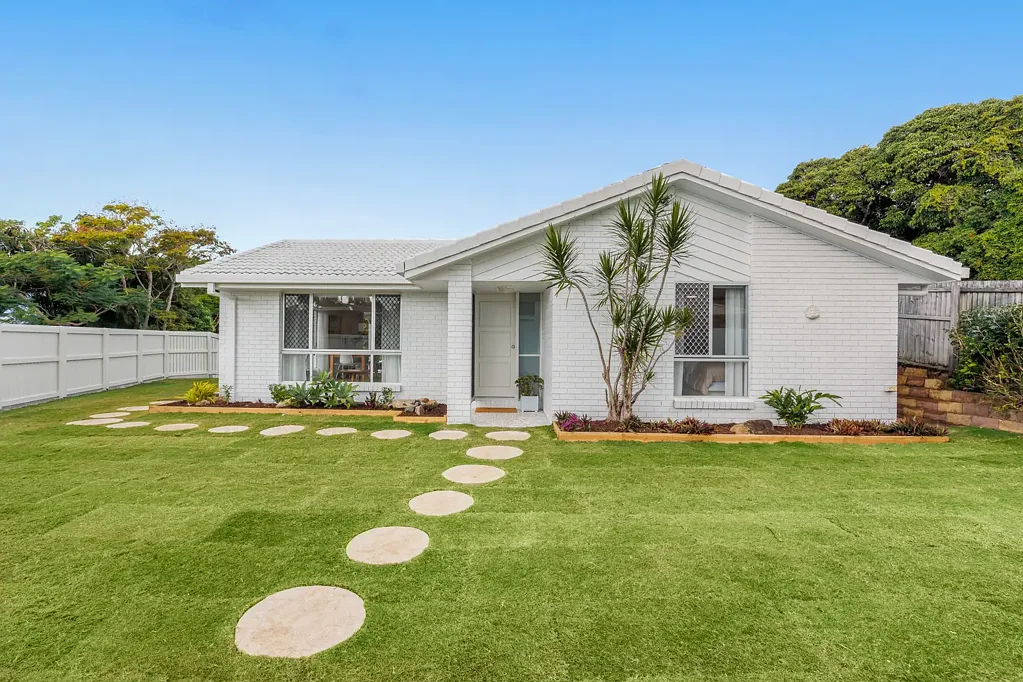 Bli Bli 3房  COASTAL ELEGANCE MEETS EVERYDAY EASE! STUNNING FRESHLY RENOVATED HOME ON MASSIVE 734M2 BLOCK IN CENTRAL BLI BLI!