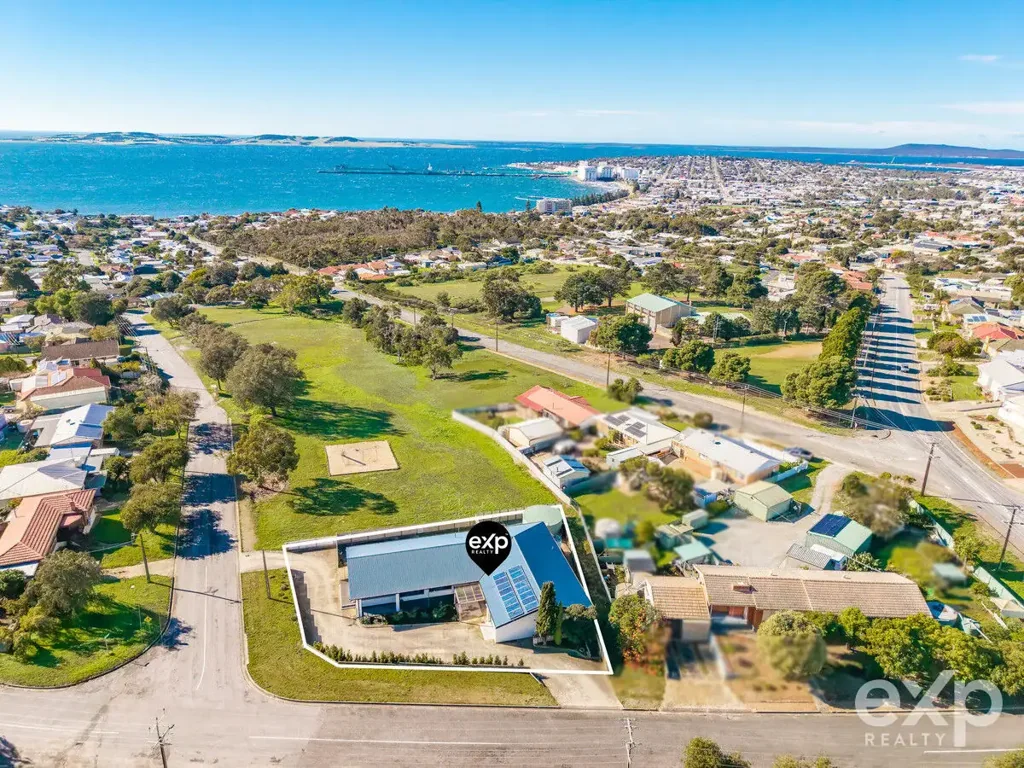 Port Lincoln 4房  Spacious Family Living with Stunning Reserve & Bay Views