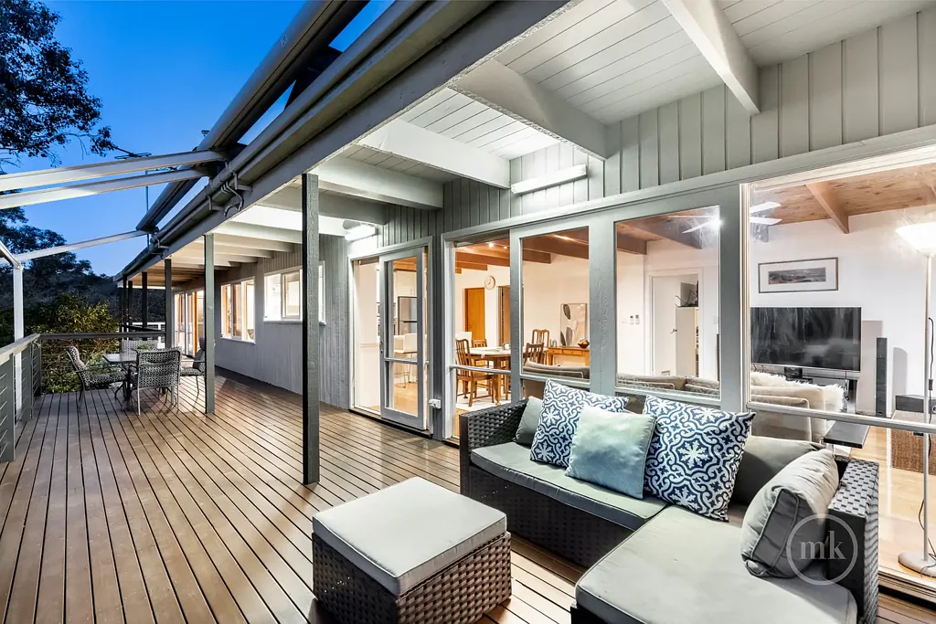 Hurstbridge 4房 Hurstbridge中心地块 5170㎡阔地 静谧私享 便捷交通 宽敞露台 开放式布局 太阳能环保 丰富停车位 Spacious Serenity With Treetops Views