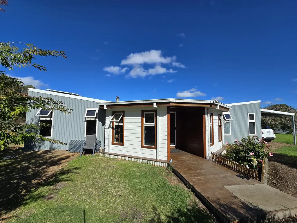 Kendenup 2房  Solar-Powered Home on Two Titles
