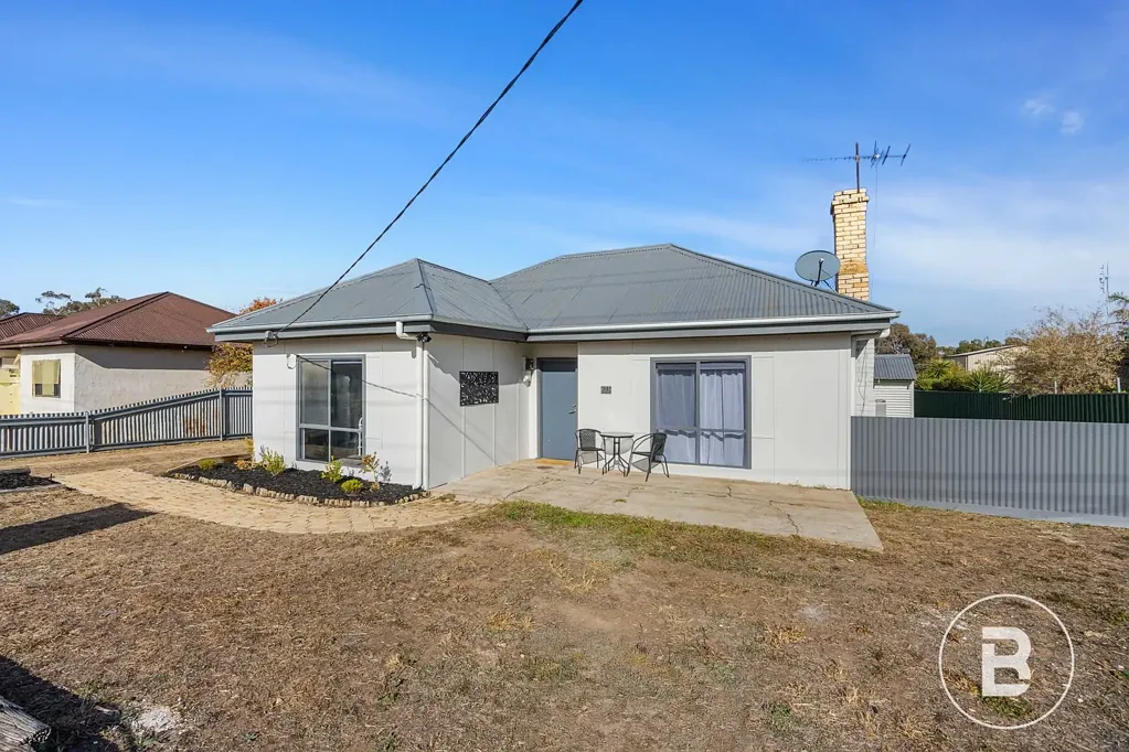 Stawell 3Kwarto Renovated Home on a Spacious Block with Rear Access