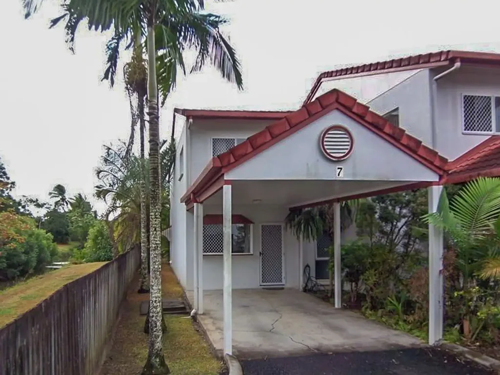 Townhouse in a Quiet Complex
