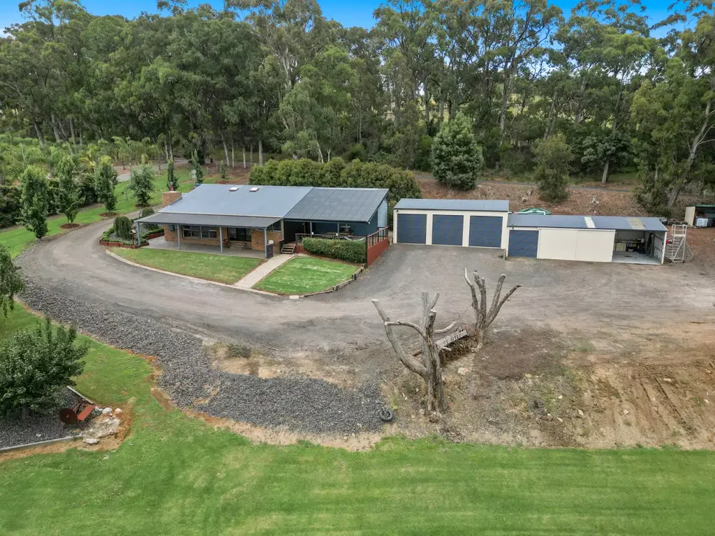 Traralgon South 5房  Country Living with Scale, Comfort and Rare Additional Shared Acreage.