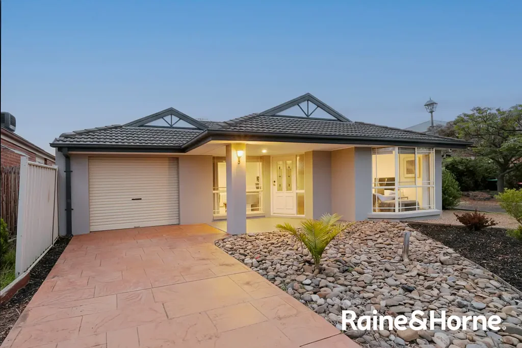 3 Cobblestone Green, Caroline Springs, VIC 3023