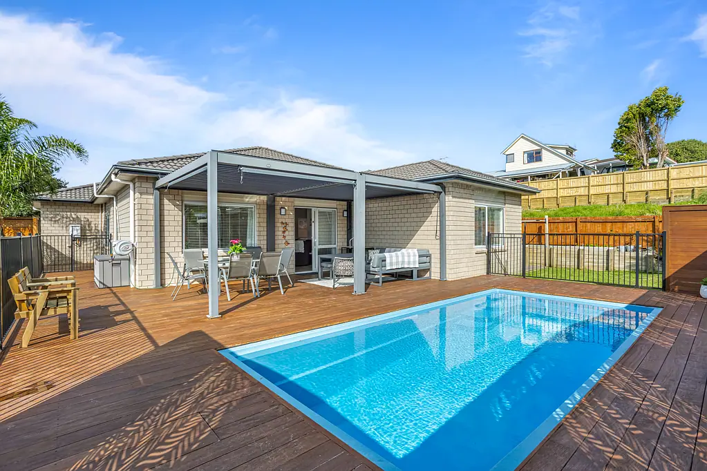 Stanmore Bay 5房  Single-Level Lifestyle with Pool and Views