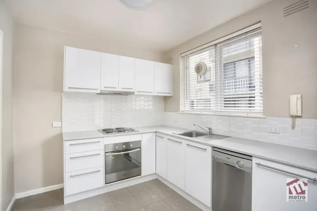 GROUND FLOOR APARTMENT IN PRIME LOCATION!