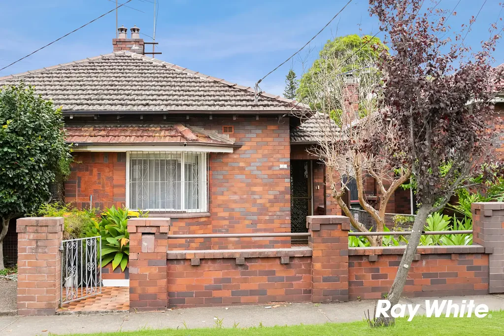 Marrickville 3房 Art-Deco半独立屋 高吊顶木地板 三个宽敞卧室 邻近Marrickville Metro 步行即达商店 - Timeless Charm and Incredible Potential in Marrickville