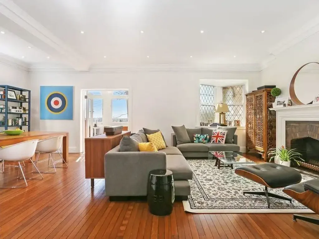 LARGE ART DECO APARTMENT, HARBOUR & DISTRICT VIEWS