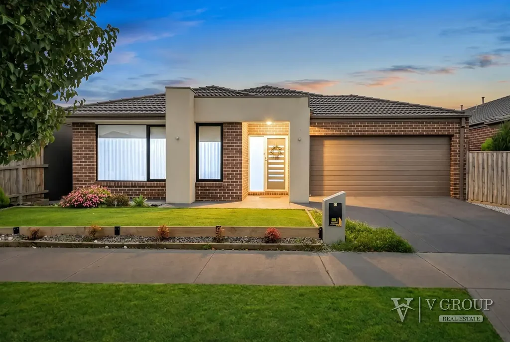 Mickleham 4침실 Spacious Family Living with Multiple Living Zones & Huge Backyard !