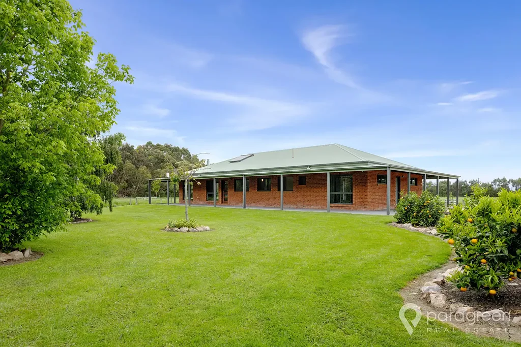 Foster 4ਬੈੱਡਰੂਮ ACREAGE IN IDEAL LOCATION JUST ON THE EDGE OF TOWN