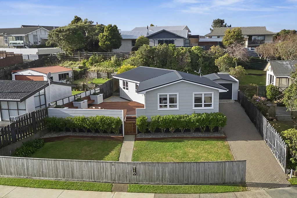 Kelson 3 Slaapkamer Sunny, Single Level & Set to Sell!