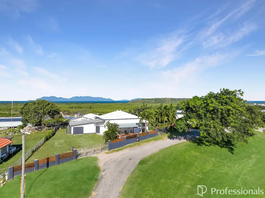 Bowen 4房  HIGH ON THE HILL - OCEAN & ISLAND VIEWS