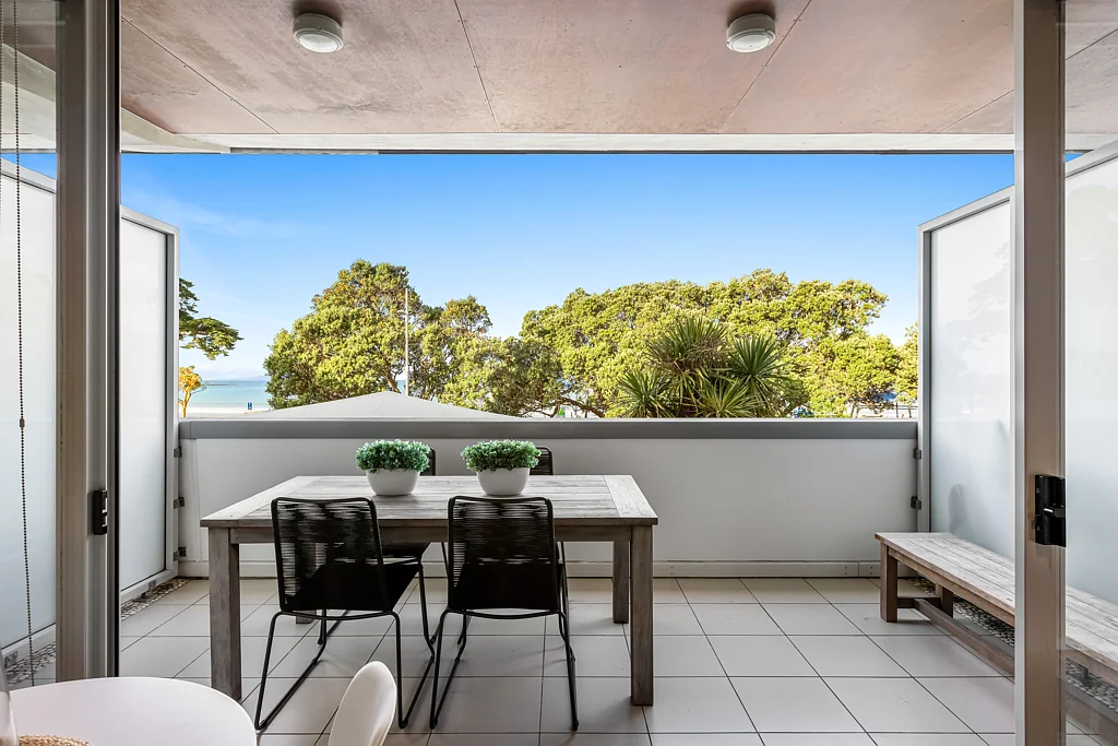 Browns Bay 1ਬੈੱਡਰੂਮ Smart Sea Side Buying