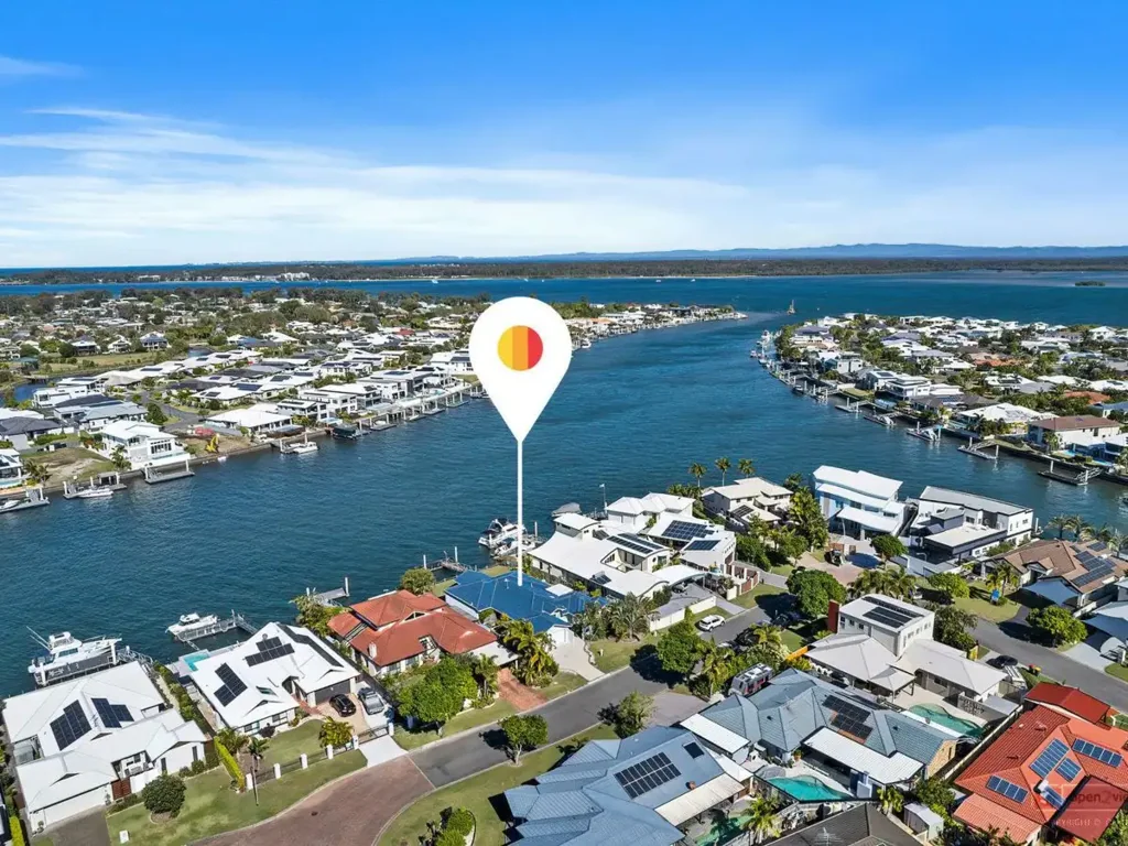 Banksia Beach 4 Bedroom Deep-water access, open spaces, pool and pontoon!