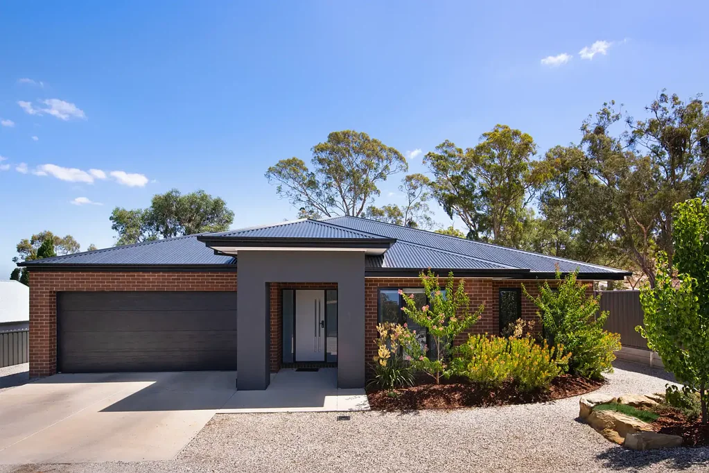 Campbells Creek 4ห้องนอน Impressive family home in a tranquil country setting - easy 2km to shops.