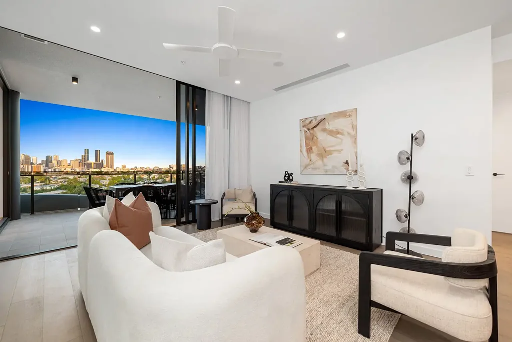 West End 3 Slaapkamer Prestigious Top Floor Apartment With Iconic Views & Resort-Style Living