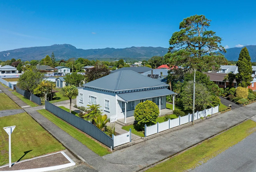 Westport 3 Slaapkamer Elevated, Elegant & Exceptionally Maintained
