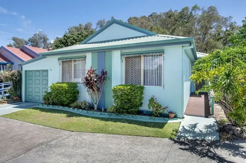 Coombabah 3ห้องนอน North Facing 3 Bedroom Home Overlooking Park Bushland - Attractive Price, Peaceful and Private,