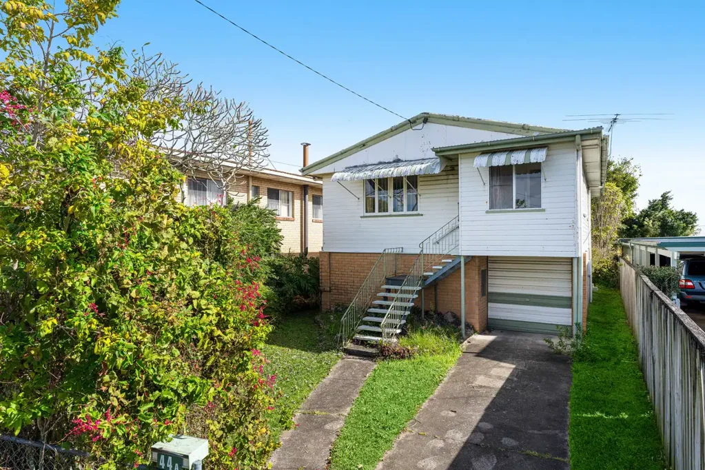 Manly 3房 Manly壮丽景观 455平米地块 海湾景观潜力 朝东迎海风 距火车站300米 顶尖学府环绕 水滨生活触手可及 Position, Potential and Endless Possibilities to Overlook the Bay