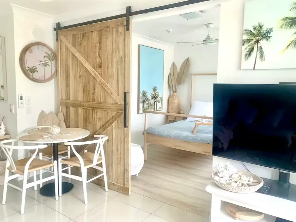 Surfers Paradise 1ห้องนอน Stunning Paradise Island Resort condo with secure parking space. Full kitchen open plan comes fully furnished! Rare opportunity to live or investment.