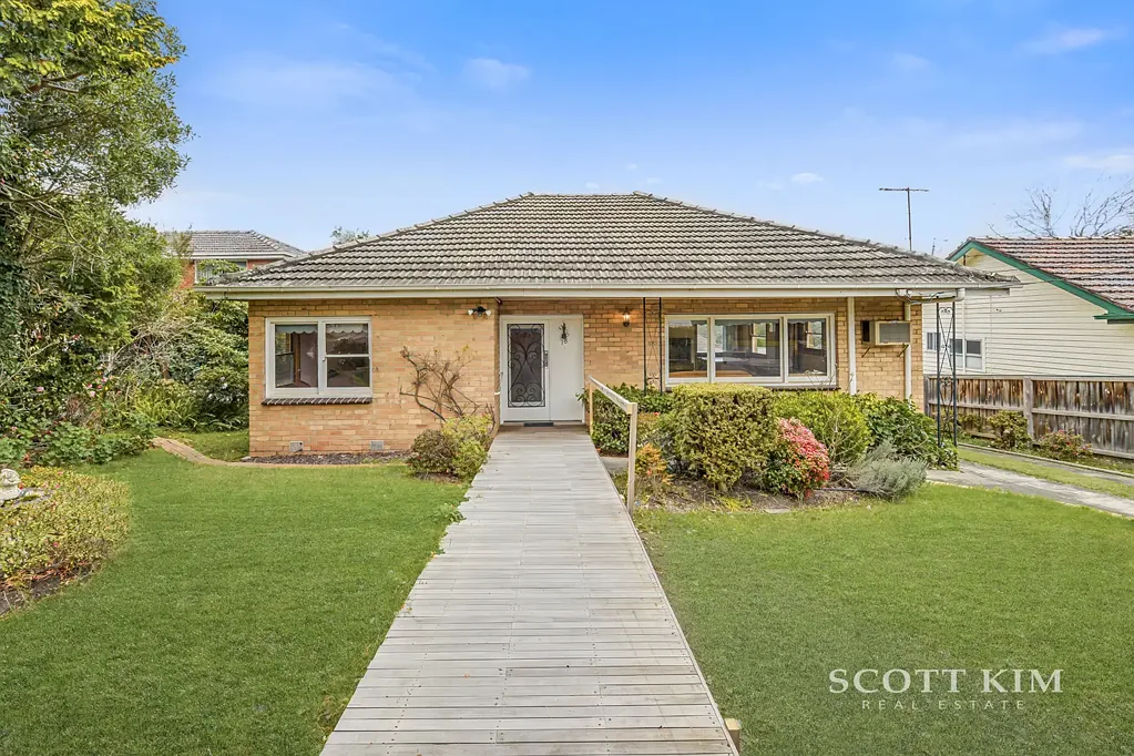 Mount Waverley 4房 Mount Waverley蓝筹地段，占地725平方米，潜力无限 Endless Potential on 725sqm in a Blue-Chip Mount Waverley Pocket