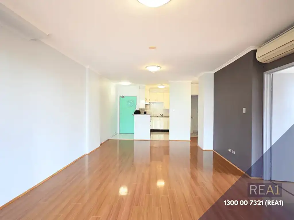 Nicely Timber Floor Throughout 2 bedroom apartment!