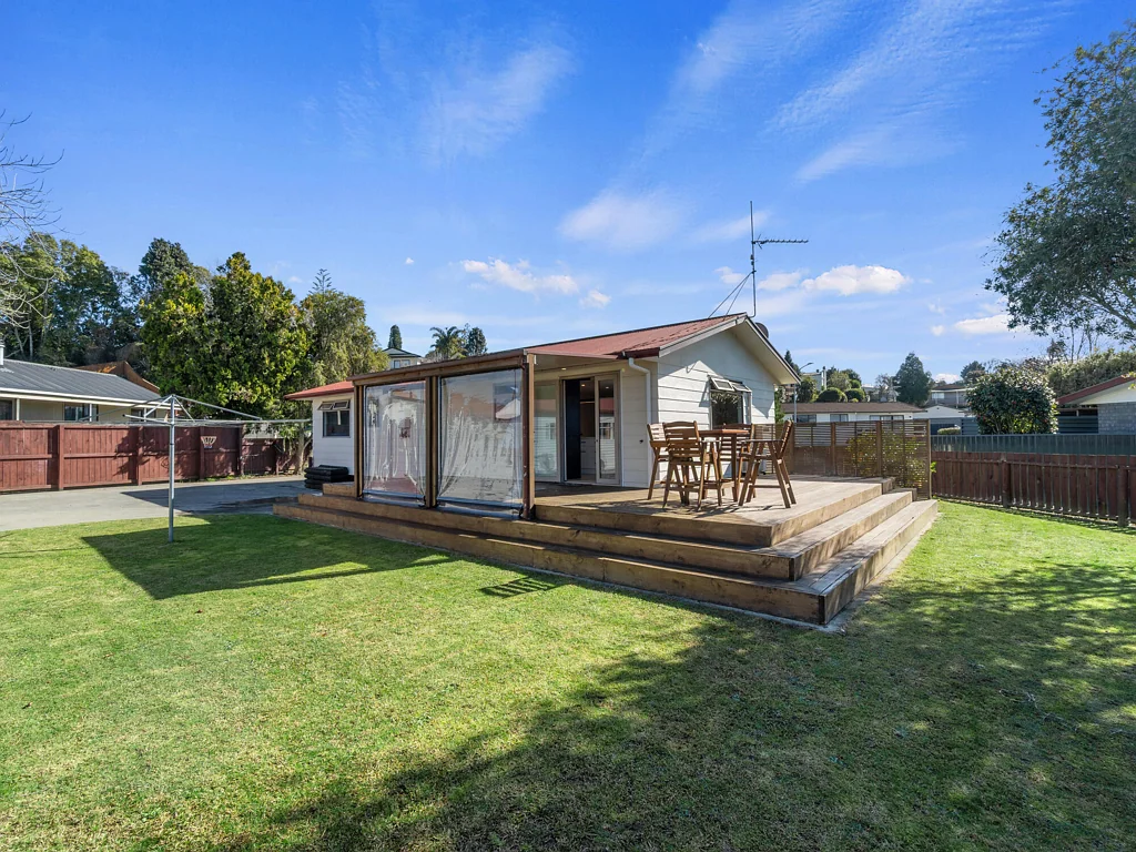 Te Awamutu 3 Bedroom Sunny Decks, Big Backyard