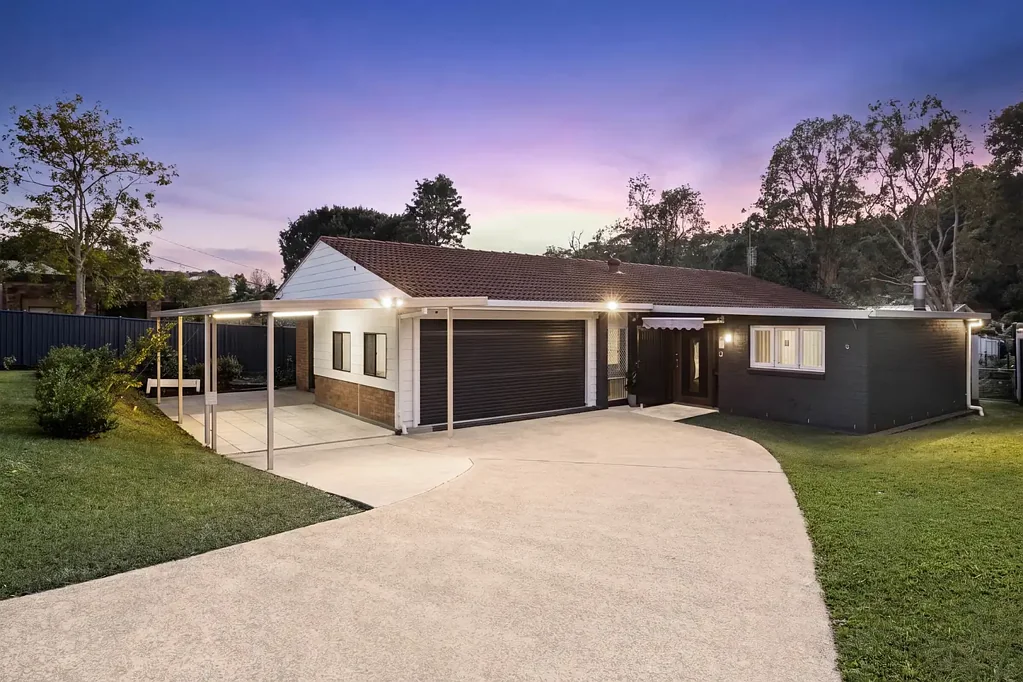 Boambee East 4房  Central Spacious Family Living Backing Onto Leafy Reserve