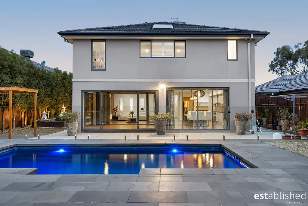 Point Cook 4房 762平优雅居所 四卧书房 主卧步入衣帽间 开放式生活区 设计师厨房 宁静泳池花园 低维护绿化 近公园商圈 双车位车库 Pinnacle of Luxury living