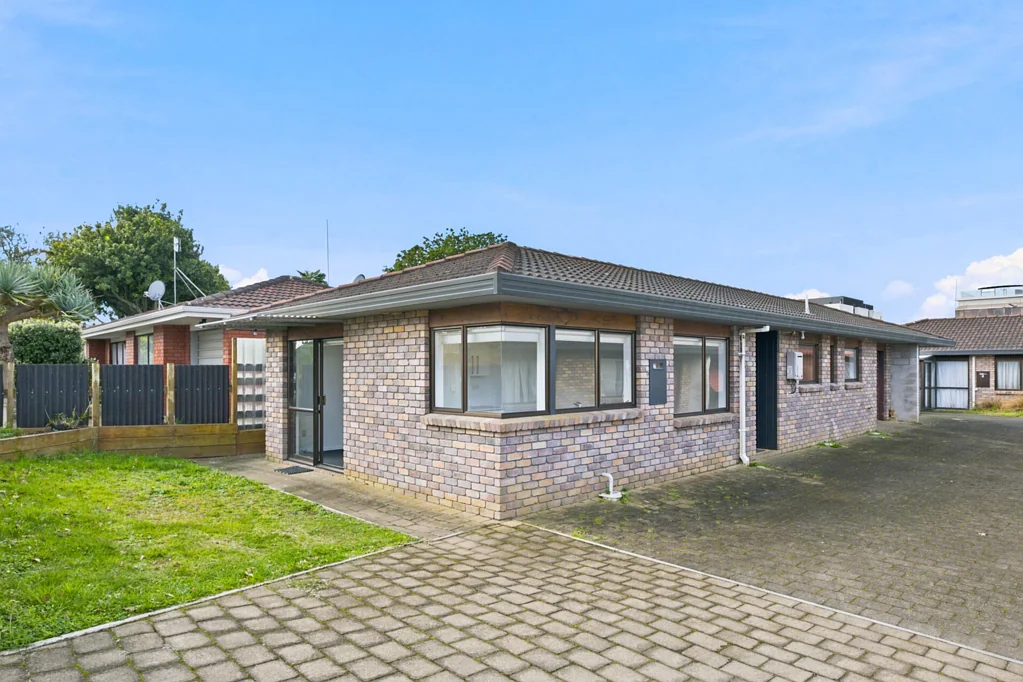 Tauranga Central 2Moenga Solid Brick Living Just Steps from the City Centre