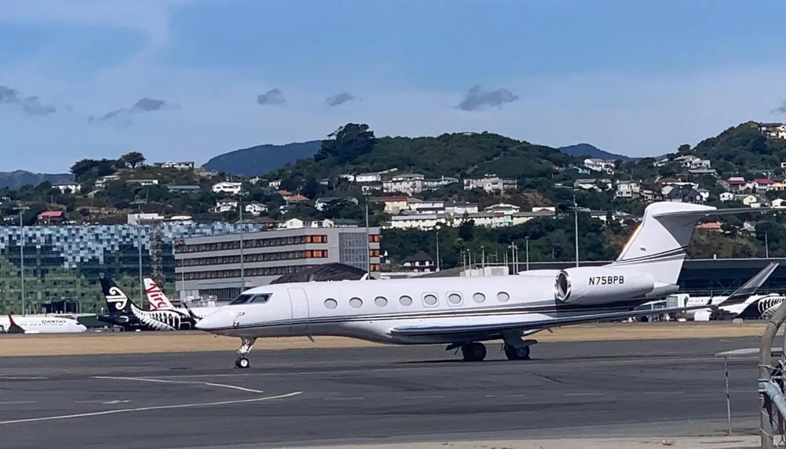 世界首富“空降”新西兰？！价值1亿的私人飞机突然抵达，机场回应了……