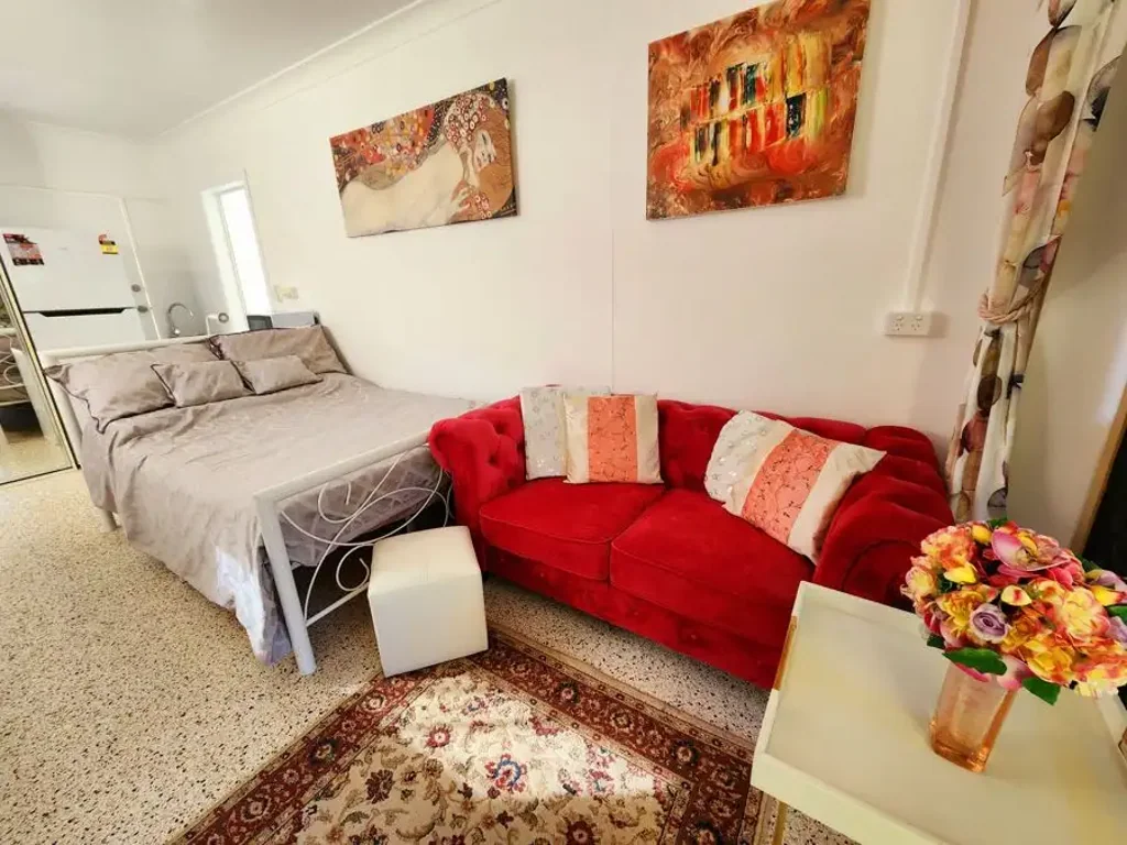 Self-contained private Studio situated in Burleigh Waters has everything included Just Bring your Pyjamas.