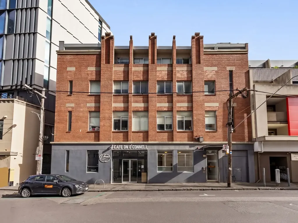 North Melbourne 1房 黄金教育地段 俯瞰繁华街景 步行大学商圈 明亮实用布局 稳定租金回报 Student Investment Opportunity with O'Connell Street Outlook