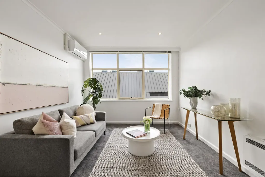 South Yarra 1房 南雅拉核心顶层 宽敞布局 朝北采光 宁静私密 低公维费 精品建筑 潜力翻新 生活方式核心 Rich Red Brick on Rockley