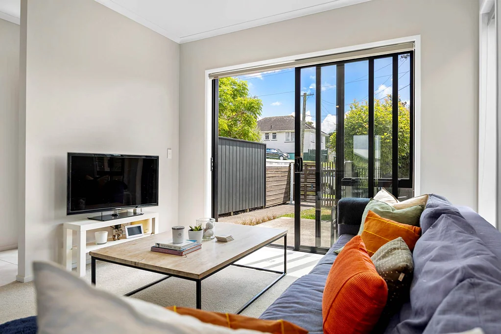 Glen Innes 2 Bedroom Space, Sun & Serenity