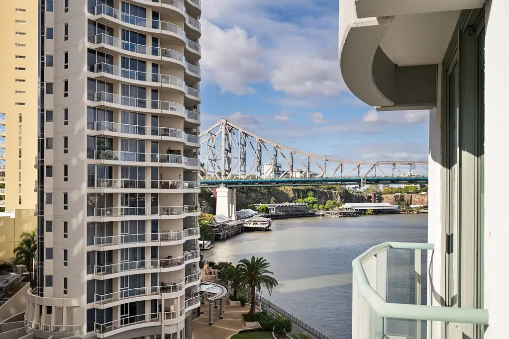 Brisbane City 1房 Brisbane河景奢居 74㎡阔尺一居室 俯瞰Howard Smith Wharves 城市天际线 紧邻QUT 便捷交通 低维护生活 Elevated Inner-City Living with Iconic River and City Views