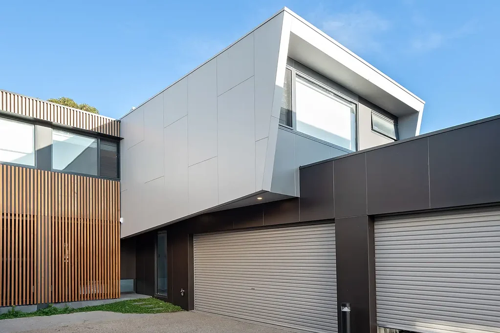 Marvelous Modern Townhouse Opposite the Beach