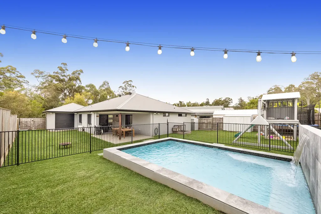 Landsborough 4房  The Complete Family Package: Pool, Side Access, and Opposite the Reserve