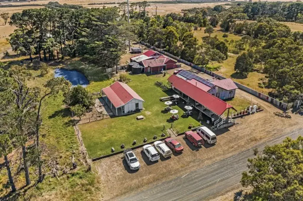 French Island 6ห้องนอน An opportunity Unlike Any Other - Guaranteed. A Prime Commercial Investment Property with 2 Established Long Term Tenants (Incl Telstra).