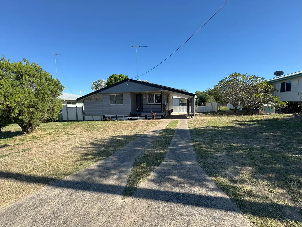 Moura 3 Bedroom Stylish Family Home + 4 Bay Shed