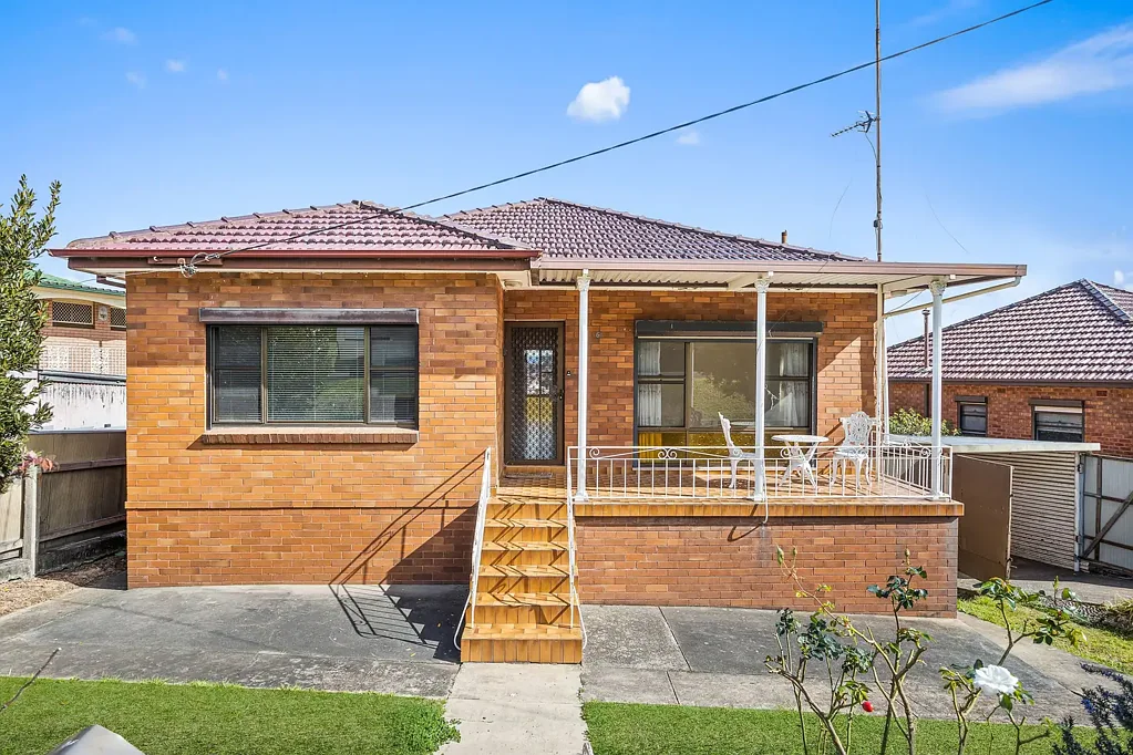 Port Kembla 4Kwarto Versatile Family Home with Granny Flat & Separate Studio