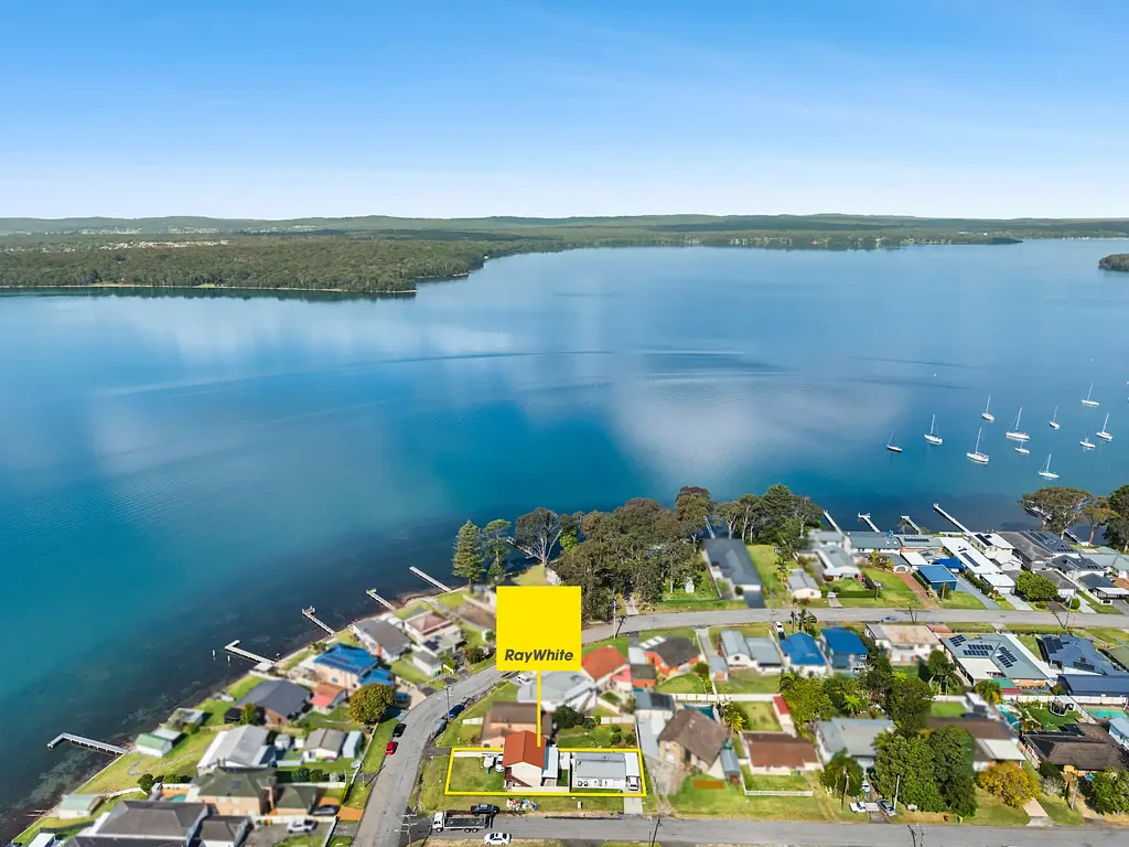 Mannering Park 6 Bedroom Versatile Dual Living with Lake Views