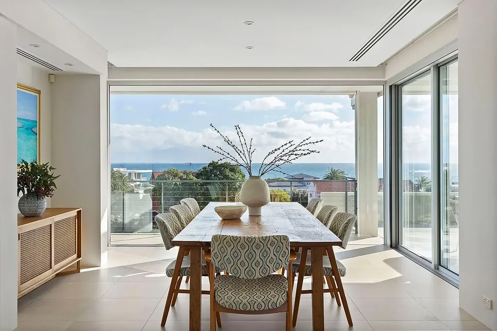 City Beach 5 Bedroom Coastal Luxury on a Grand Stage