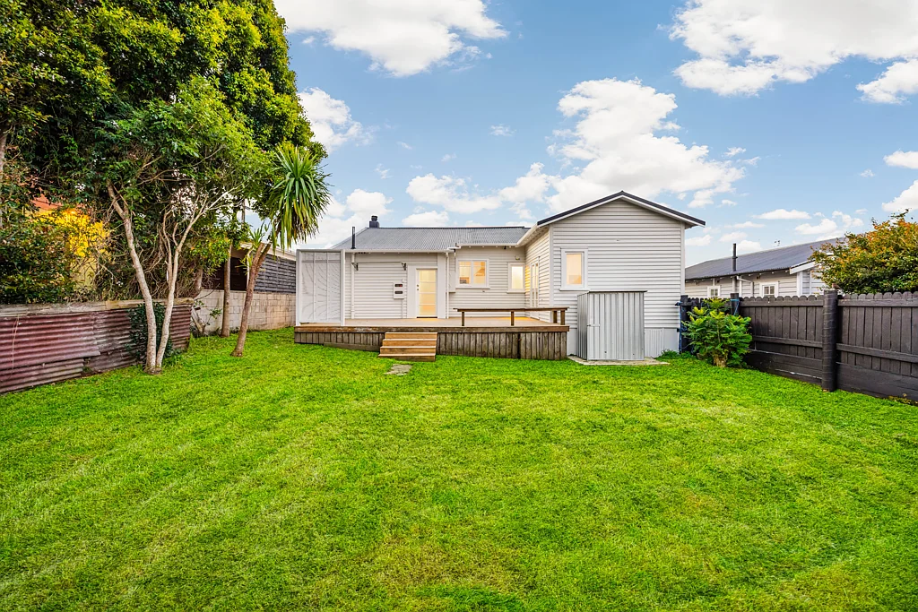 New Lynn 4房  Home & Income, Renovated Bungalow + Studio