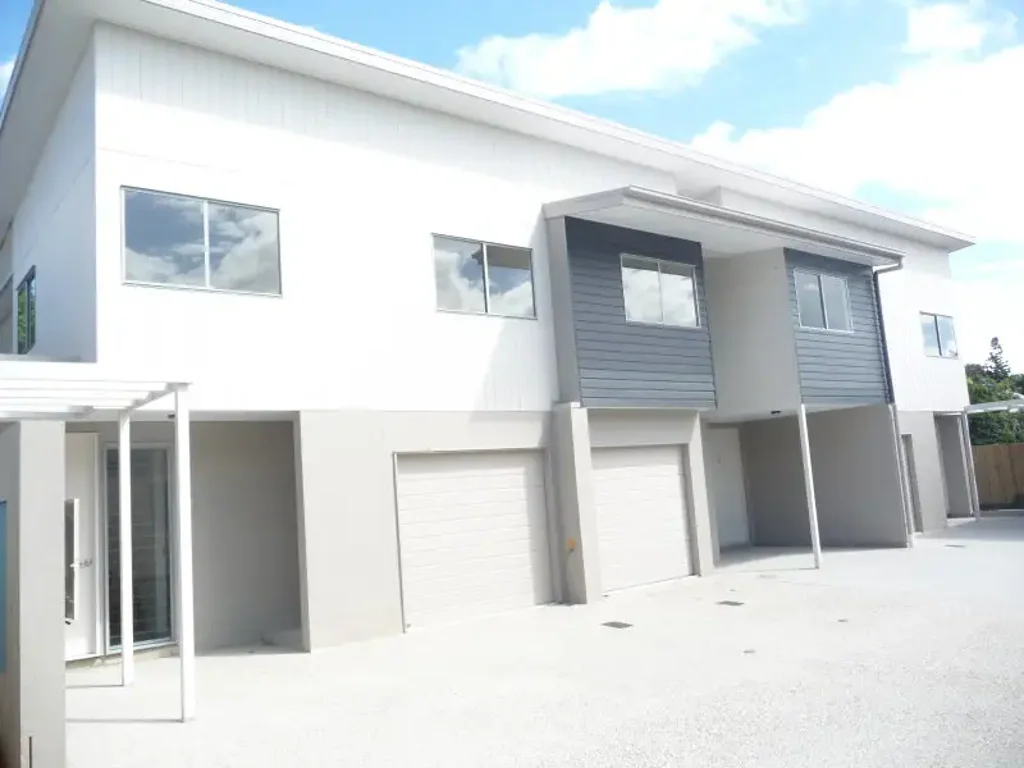 PRIVATE ROOM WITH AIR CON & PRIVATE ENSUITE - PERFECT FOR STUDENTS CLOSE TO QUT!