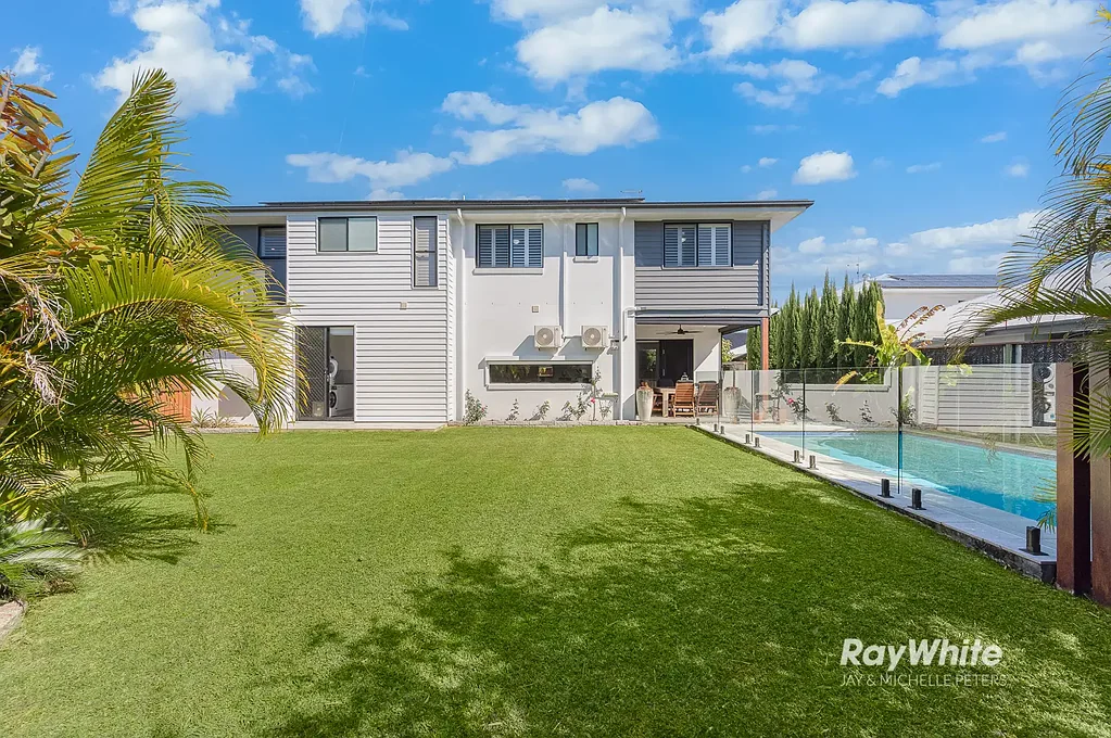 Newport 4房 宽敞空间、时尚格调、泳池生活，带侧面通道 Space, Style & Poolside Living With Side Access